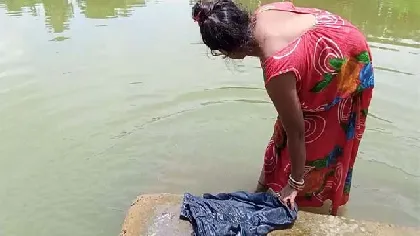 कपड़ा धोने वाली को रूम पर बुला कर चोदा वीडियो