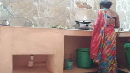 खाना बनाने वाली औरत की चुदाई रसोई घर मे वीडियो