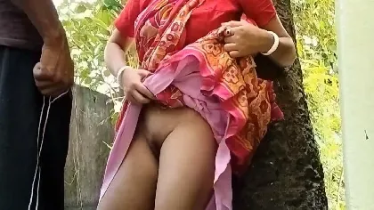 खुले में पड़ोसी भाभी को चोदा खड़े खड़े वीडियो