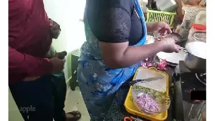 तमिल नौकरानी को काला लंड दिखाता ठरकी आदमी वीडियो