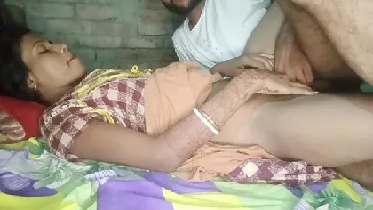 देहाती वाइफ की चूत में ऊँगली करके पड़ोसी चोदन किया रात में वीडियो