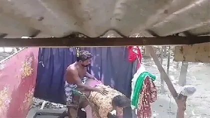 धोकेबाज़ बीवी अपनी पड़ोसी से चुदवाई खुले मे वीडियो