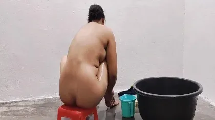 नंगी नहाती हुई औरत चुदाई की हिंदी क्सक्सक्स वीडियो