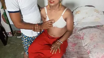 पलंग के निचे फांसी हुयी आंटी को चोदा वीडियो