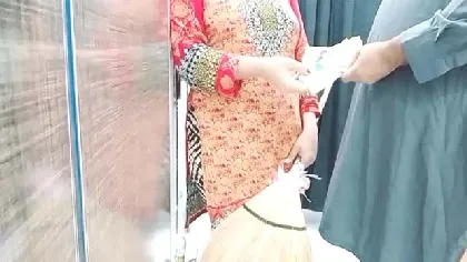 पैसे के बदले मे अपनी चूत दिया नौकरानी ने वीडियो
