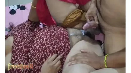 मैकेनिक ने चोदा गदराई देसी मिल्फ माँ की चूत को वीडियो