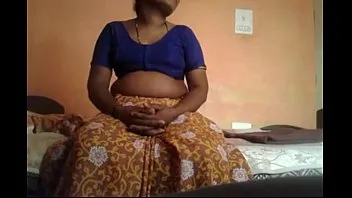 लंबी टांगों के बीच मे लंड