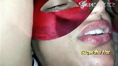 ट्रेन के टॉयलेट में एक सेक्सी ब्लोवजोब!